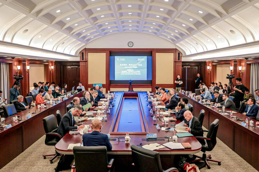 李雅芳出席2025思想者论坛